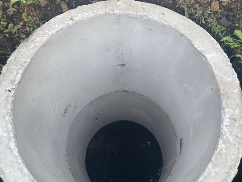 Колодец из колец сверху до установки крышки
